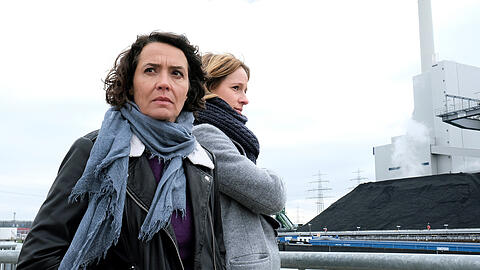 Die Ludwigshafener Kommissarinnen Lena Odenthal (Ulrike Folkerts, li.) und Johanna Stern (Lisa Bitter) in einer Szene vom "Tatort: Hetzjagd".