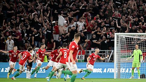 Zuvor sorgte Zsolt Nagy (2.v.r) früh für die 1:0-Führung für Ungarn.