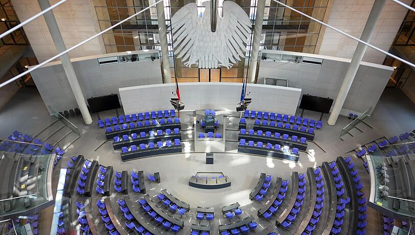 Im Bundestag muss umgebaut werden. Es gibt weniger Sitze und Parteien im neugewählten Parlament.