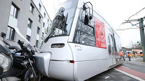Die Stra&szlig;enbahn entgleiste.