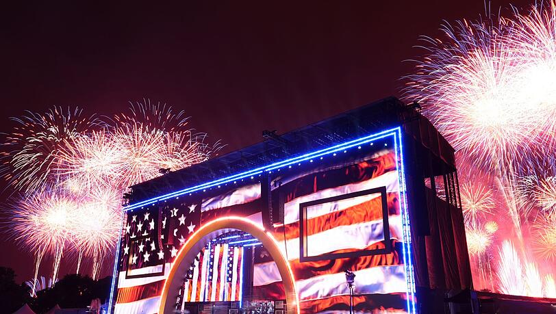 Die Veranstalter sprachen vom größten Feuerwerk der Geschichte. Die Veranstalter sprachen vom größten Feuerwerk der Geschichte.