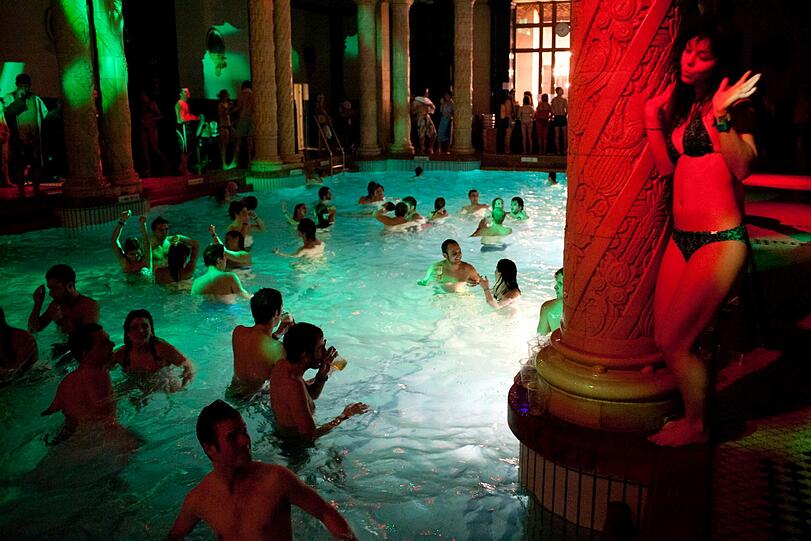Viel nackte Haut: Bei den 4. "Night of Baths?"in Budepest ging?s wieder richtig heiß her.