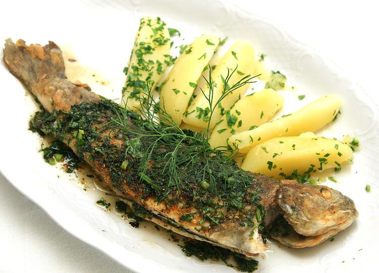 Ein Klassiker der Küche: Die frische Isartal-Forelle mit Petersilienkartoffeln und Beilagensalat(13,90 Euro).