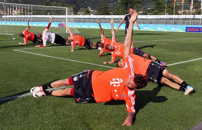 Eine Stunde und sechs Minuten trainieren die Bayern-Profis vor 1000 Fans im Stadio Comunale von Arco. Sieben Jugendspieler sind mit von der Partie - und ein Verletzter geht hervor: Trainer Jupp Heynckes zieht sich einen Faserriss zu.