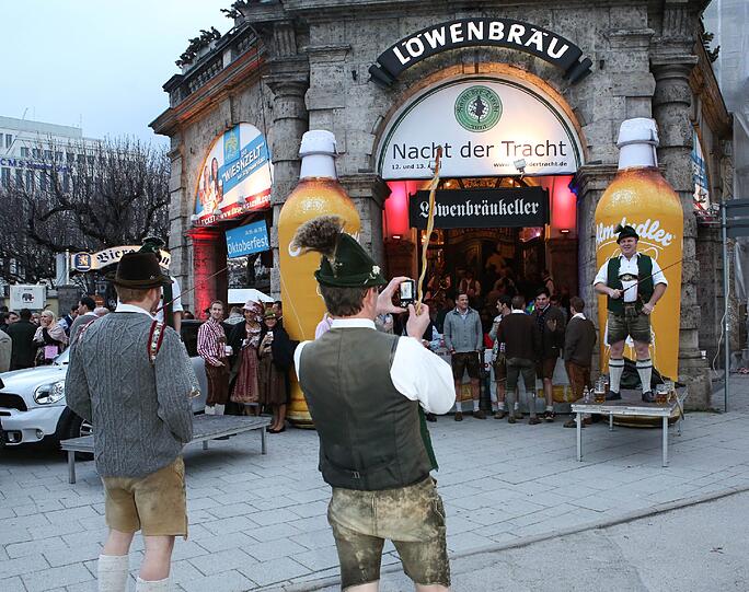 Auch dieses Jahr feierten 2.000 Gäste am Auftakt-Abend der Nacht der Tracht in Dirndl und Lederhosn ein rauschendes Fest im Löwenbräukeller! Bereits zum 12. Mal zapften die Veranstalter Wiesnwirt Christian Schottenhamel und Eventmanager Philip Greffenius beim traditionellen Anstich der Nacht der Tracht das erste Fass gekonnt mit nur zwei Schlägen an, und freuten sich über die gute Stimmung im Festsaal. Die Bilder!