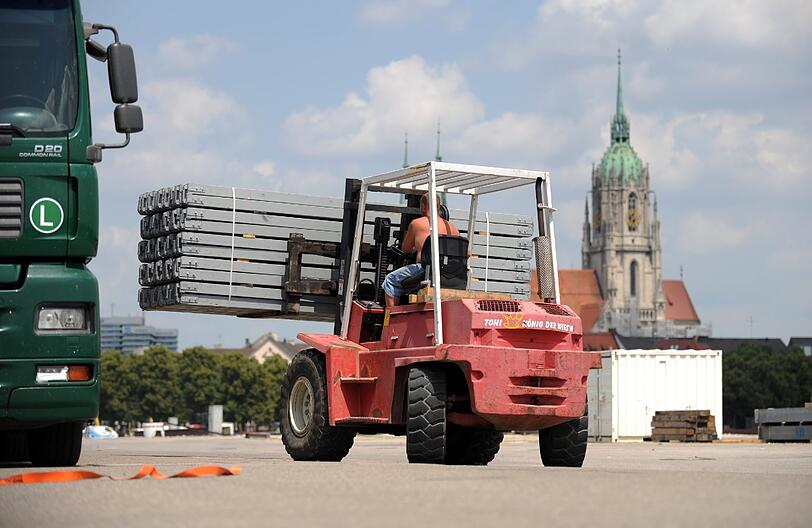 Die Bilder vom ersten Tag des Wiesn-Aufbaus.
