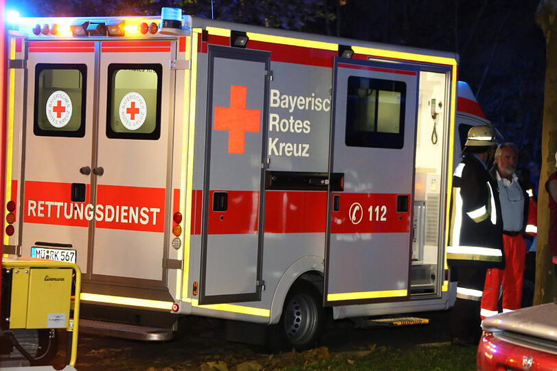 Die Küche verkohlte landete im Vorgarten. Die Bilder vom Feuerwehreinsatz in Waldkraiburg.