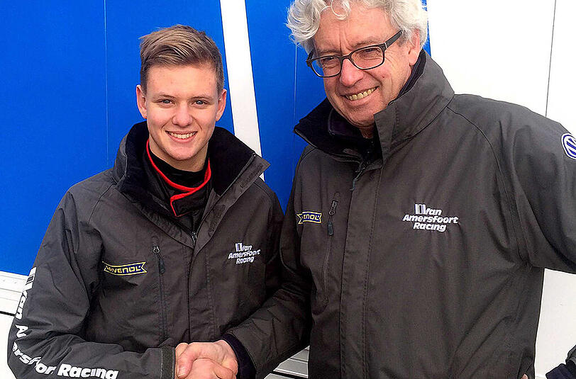 Mick Schumacher (l) mit Rennstall-Boss Frits van Amersfoort