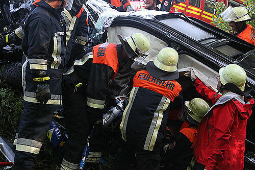 Frontalunfall in Bad Reichenhall: Ein Transporter kracht gegen einen BMW X5. Drei Menschen werden schwer verletzt.