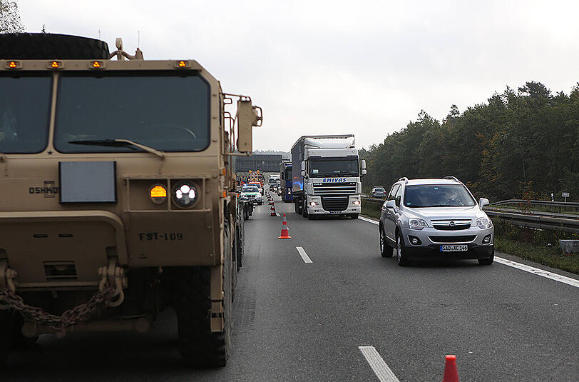 Auf der A6 bei Nürnberg kam es am Montagmorgen zu einem Unfall zwischen einem Lkw und mehreren Fahrzeugen der US Army.