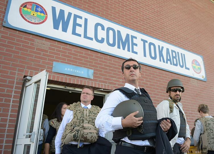 Im August in Afghanistan: Cem Özdemir (Mitte) kommt mit Splitterschutzweste am Körper und einem Helm in der Hand auf dem Flughafen in Kabul an.