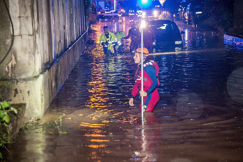 In der Nacht zum Montag hat es in Bayern und Baden-Württemberg schwerste Unwetter mit Überschwemmungen, Erdrutschen, Hagel und Sturm gegeben - die Bilder machen betroffen.