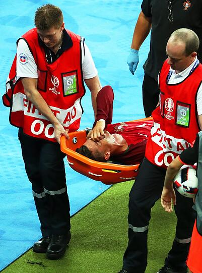 Das Ronaldo-Drama: Auf und Ab des portugiesischen Superstars im EM-Finale gegen Gastgeber Frankreich. Die einmaligen Bilder von Ronaldo, der von der tragischen Figur zum weltbesten Co-Trainer mutierte und dann zum großen Triumphator wurde.