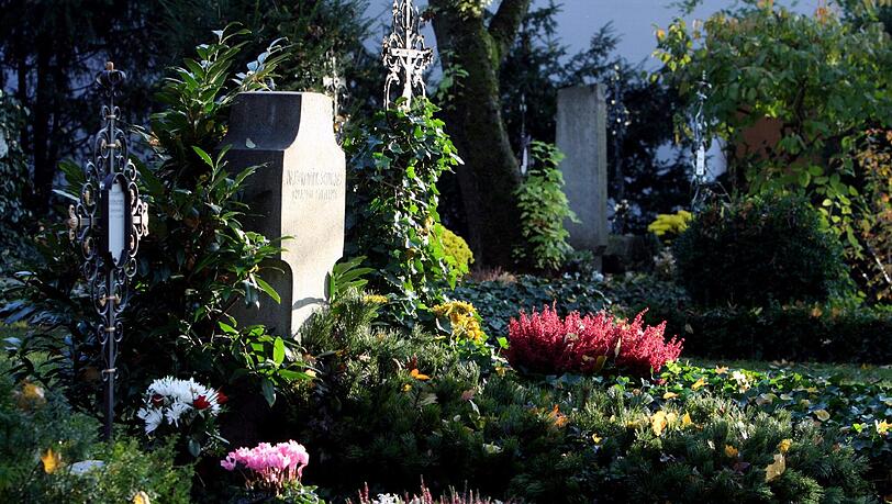 Eine Szene vom Bogenhauser Friedhof. Eine Szene vom Bogenhauser Friedhof.