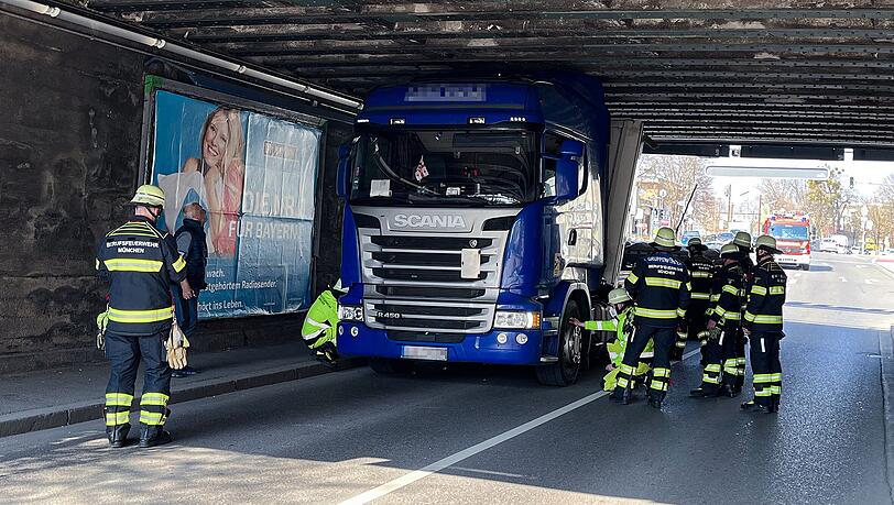 Der Fahrer konnte seinen Lastwagen unverletzt verlassen, der Lkw steckte jedoch fest. Der Fahrer konnte seinen Lastwagen unverletzt verlassen, der Lkw steckte jedoch fest.