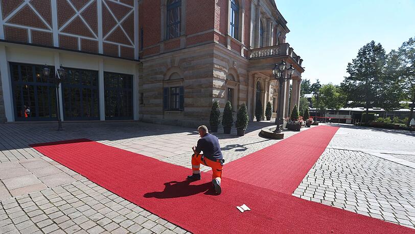 Der rote Teppich wird für die Eröffnung vor dem Festspielhaus auf dem Grünen Hügel befestigt.