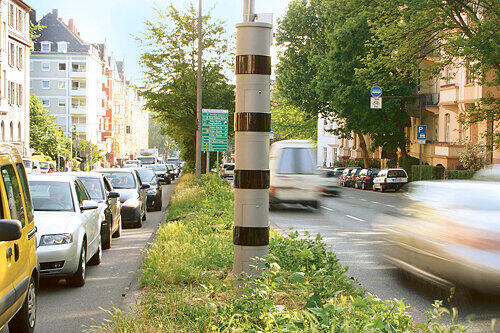 "Dreispur- und mehrzielfähig, Vandalismus-geschützt": Der "PoliScan Speed" erfasst alle Autos im Zielkorridor gleichzeitig.