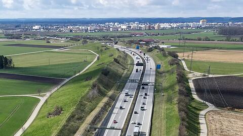 Die Autobahn A99 im Münchner Westen soll sechsspurig werden. Die Planungen dafür laufen bereits. Doch bis zum Baubeginn vergehen noch ein paar Jahre.