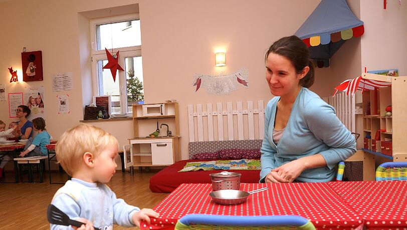 Eltern können ihren Kaffee auch im Spielzimmer trinken und dem Nachwuchs beim Toben zuschauen. Eltern können ihren Kaffee auch im Spielzimmer trinken und dem Nachwuchs beim Toben zuschauen.