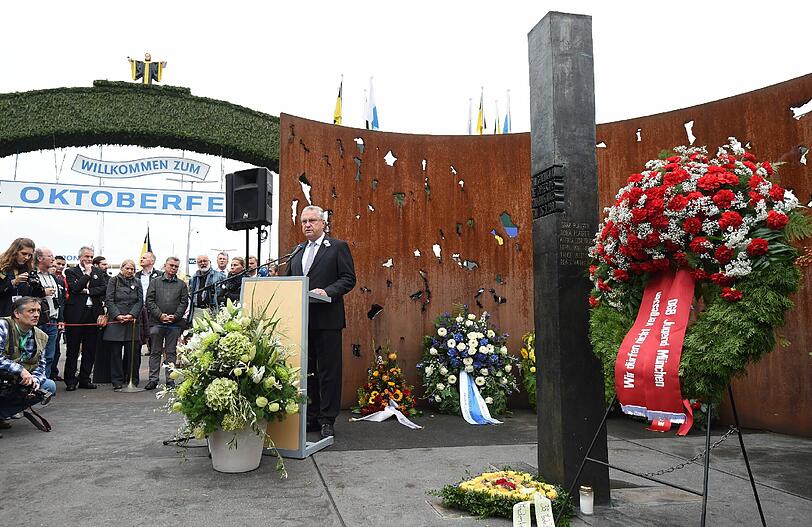 Der bayerische Innenminister Joachim Herrmann (CSU) spricht am 26.09.2015 am Mahnmal für die Opfer des Oktoberfest-Attentats im Jahr 1980 auf der Theresienwiese.