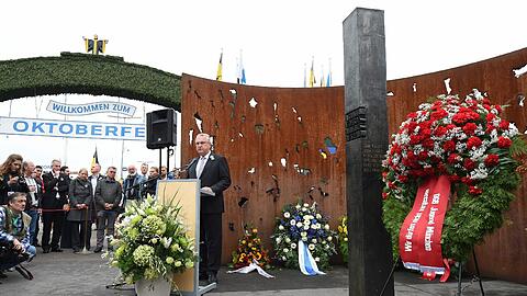 Der bayerische Innenminister Joachim Herrmann (CSU) spricht am 26.09.2015 am Mahnmal für die Opfer des Oktoberfest-Attentats im Jahr 1980 auf der Theresienwiese.