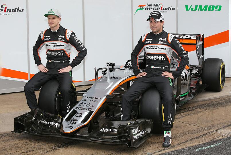 Nico Hülkenberg (Deutschland, links) und Sergio Perez (Mexiko) vor ihrem neuen Dienstfahrzeug VJM09.