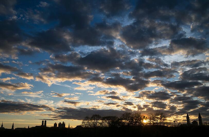 In der Nacht zu Montag können sich über München Gewitterwolken bilden.