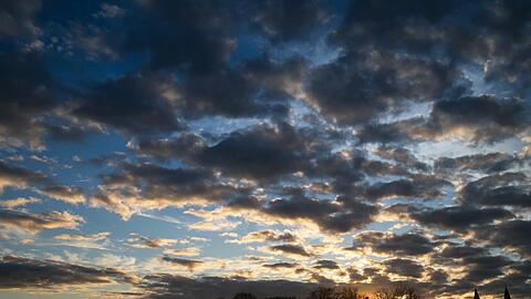 In der Nacht zu Montag können sich über München Gewitterwolken bilden.