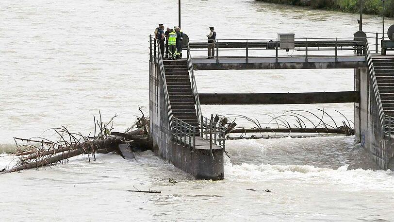 Polizei, Feuerwehr und Rettungsdienst an der Isar auf Höhe der Großhesseloher Brücke. Hier kenterte am Samstagabend ein Schlauchboot mit vier Männern.