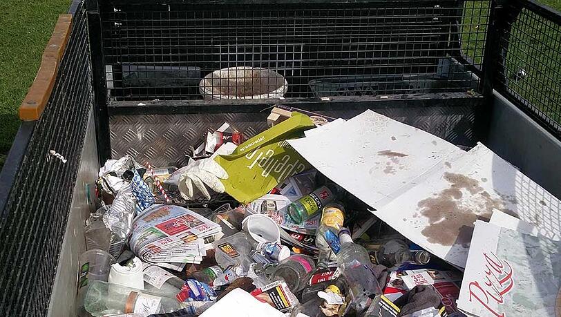 Volle Müllwagen: Ein Bild aus dem Sommer nach einer Party. Volle Müllwagen: Ein Bild aus dem Sommer nach einer Party.