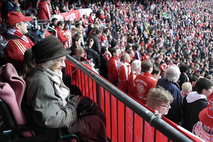 Der Trubel gefällt ihr: Vom Rollstuhlplatz aus fiebert Luise Mende mit den Bayern beim 3:2 gegen Düsseldorf mit.