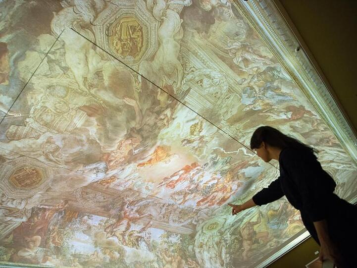 Das Deckenfresko "Triumph der göttlichen Vorsehung" von Pietro da Cortona als Projektion.