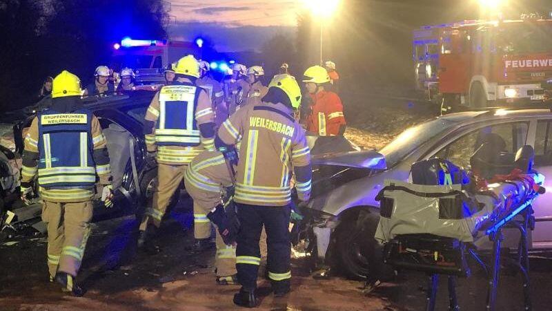 Rettungskräften helfen nach einem Verkehrsunfall auf der B470 zwischen Reuth und Weilerbach im Landkreis Forchheim.