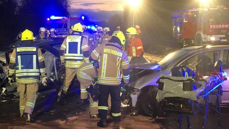Rettungskräften helfen nach einem Verkehrsunfall auf der B470 zwischen Reuth und Weilerbach im Landkreis Forchheim. Rettungskräften helfen nach einem Verkehrsunfall auf der B470 zwischen Reuth und Weilerbach im Landkreis Forchheim.