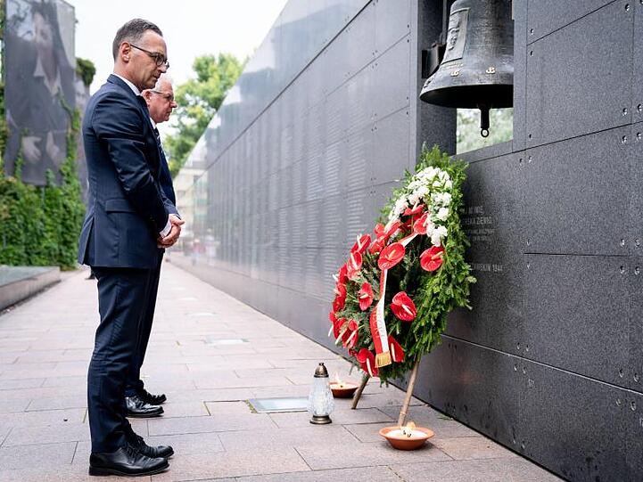 Außenminister Heiko Maas und sein polnischer Amtskollege Jacek Czaputowicz halten an einer Gedenkmauer inne. Foto. Kay Nietfeld