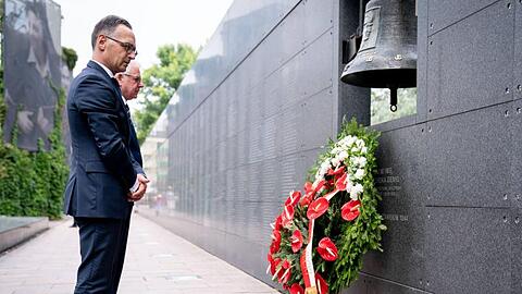 Außenminister Heiko Maas und sein polnischer Amtskollege Jacek Czaputowicz halten an einer Gedenkmauer inne. Foto. Kay Nietfeld