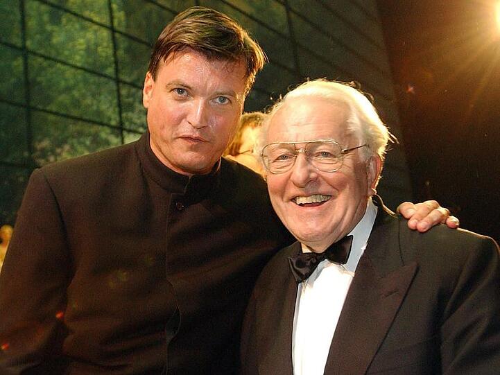 Dirigent Christian Thielemann (l) und der damalige Festspielleiter Wolfgang Wagner 2002 in bayreuth.