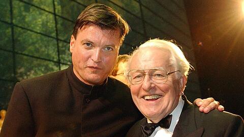 Dirigent Christian Thielemann (l) und der damalige Festspielleiter Wolfgang Wagner 2002 in bayreuth.
