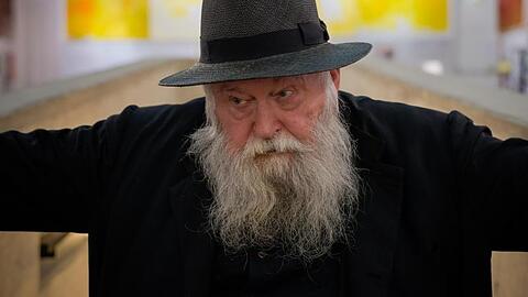 Der österreichische Maler und Aktionskünstler Hermann Nitsch steht im "nitsch museum" vor einigen seiner Werke.