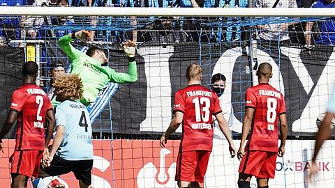Frankfurts Torwart Kevin Trapp (3.v.l.) kann die Führung des SV Waldhof Mannheim nicht verhindern.