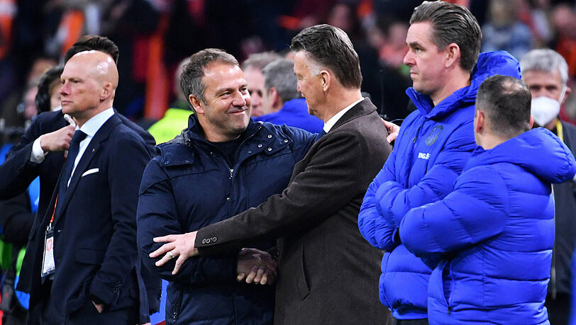 Bundestrainer Hansi Flick (links) und sein niederländischer Kollege Louis van Gaal am Rande des Länderspiels in Amsterdam. Bundestrainer Hansi Flick (links) und sein niederländischer Kollege Louis van Gaal am Rande des Länderspiels in Amsterdam.