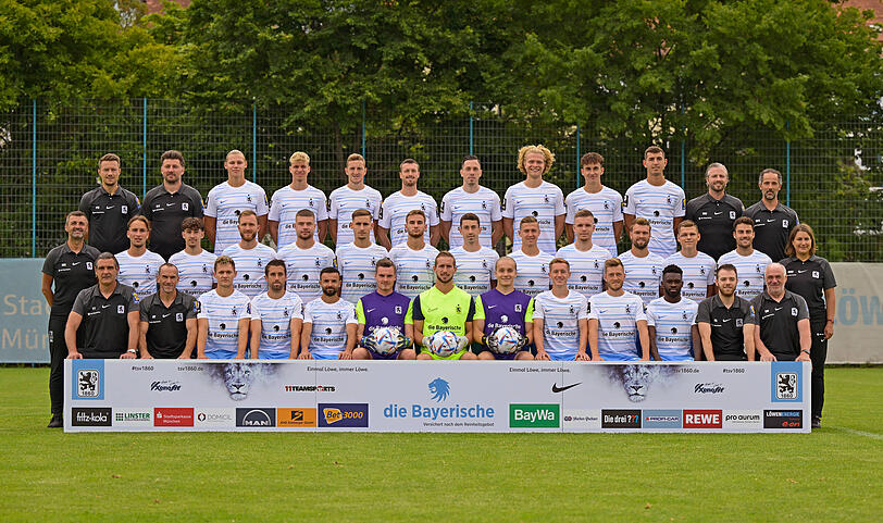 Hintere Reihe, von links nach rechts: Co-Trainer Franz Hübl, Co-Trainer Stefan Reisinger, Fynn Lakenmacher, Leandro Morgalla, Meris Skenederovic, Quirin Moll, Marcel Bär, Jesper Verlaat, Michael Glück, Semi Belkahia, Physiotherapeut Nick Wurian, Physiotherapeut Stefan Müller. Mittlere Reihe von links: Cheftrainer Michael Köllner, Lorenz Knöferl, Devin Sür, Tim Rieder, Nathan Wicht, Milos Cocic, Niklas Lang, Phillipp Steinhart, Martin Kobylanski, Daniel Wein, Yannick Deichmann, Alexander Freitag, Christopher Lannert, Ärztin Monika Mrosek. Untere Reihe von links: Torwart-Trainer Harald Huber, Athletik-Trainer Jörg Mikoleit, Erik Tallig, Stefan Lex, Albion Vrenezi, Tom Kretzschmar, Marco Hiller, Julius Schmid, Fabian Greilinger, Marius Willsch, Joseph Boyamba, Teammanager Fatih Aslan, Zeugwart Norbert Stegmann.