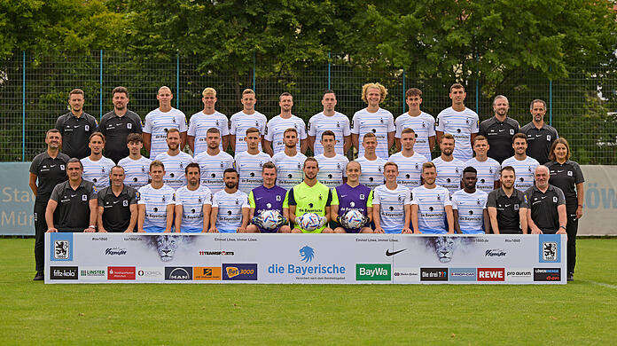 Hintere Reihe, von links nach rechts: Co-Trainer Franz Hübl, Co-Trainer Stefan Reisinger, Fynn Lakenmacher, Leandro Morgalla, Meris Skenederovic, Quirin Moll, Marcel Bär, Jesper Verlaat, Michael Glück, Semi Belkahia, Physiotherapeut Nick Wurian, Physiotherapeut Stefan Müller. Mittlere Reihe von links: Cheftrainer Michael Köllner, Lorenz Knöferl, Devin Sür, Tim Rieder, Nathan Wicht, Milos Cocic, Niklas Lang, Phillipp Steinhart, Martin Kobylanski, Daniel Wein, Yannick Deichmann, Alexander Freitag, Christopher Lannert, Ärztin Monika Mrosek. Untere Reihe von links: Torwart-Trainer Harald Huber, Athletik-Trainer Jörg Mikoleit, Erik Tallig, Stefan Lex, Albion Vrenezi, Tom Kretzschmar, Marco Hiller, Julius Schmid, Fabian Greilinger, Marius Willsch, Joseph Boyamba, Teammanager Fatih Aslan, Zeugwart Norbert Stegmann.