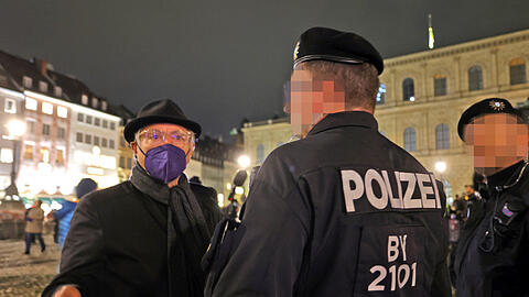 Marian Offman am Abend des 9. November im Gespräch mit einem Polizisten bei den Kundgebungen vor der Oper.