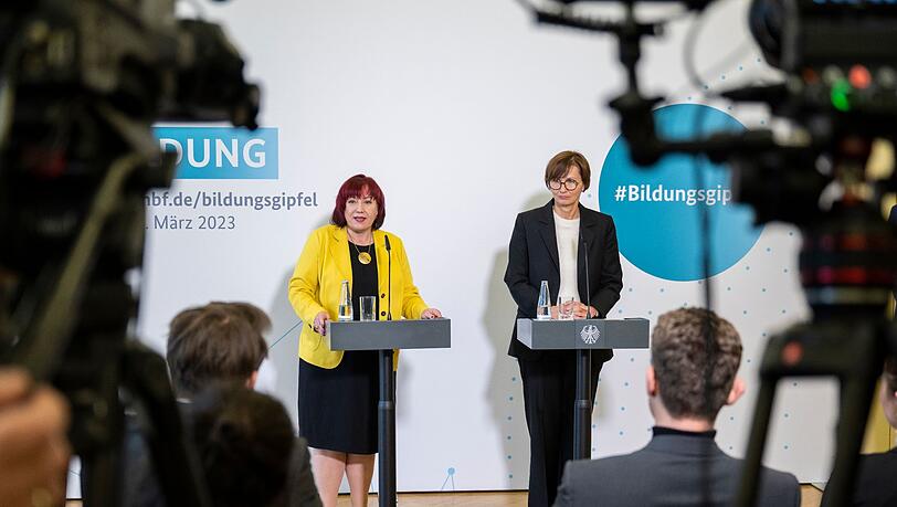 Berlins Bildungssenatorin Astrid-Sabine Busse (SPD, l) und Bundesbildungsministerin Bettina Stark-Watzinger (FDP) am Rande des Bildungsgipfels.