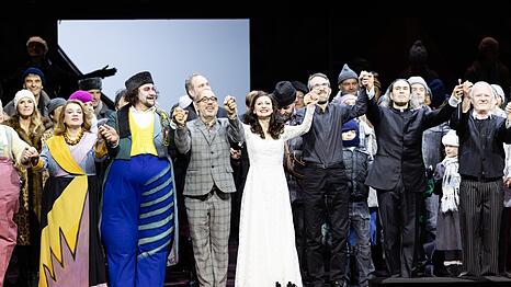 Schlussapplaus in der Premiere von &bdquo;Die Nacht vor Weihnachten&ldquo; mit dem S&auml;nger Dmitry Ulyanov als Tschub in den Farben der Ukraine.