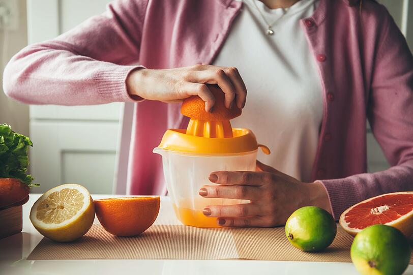 Tats&auml;chlich gehen beim Auspressen von Obst n&auml;mlich viele der enthaltenen Ballaststoffe verloren. Das bedeutet, nach dem Genuss eines Glases Orangensaft sind Sie anschlie&szlig;end nicht satt. Gleichzeitig ben&ouml;tigen Sie aber f&uuml;nf Orangen f&uuml;r die Herstellung. Besser ist es also, eine einzelne Orange zu essen und somit auch den Fruchtzuckerkonsum zu minimieren.