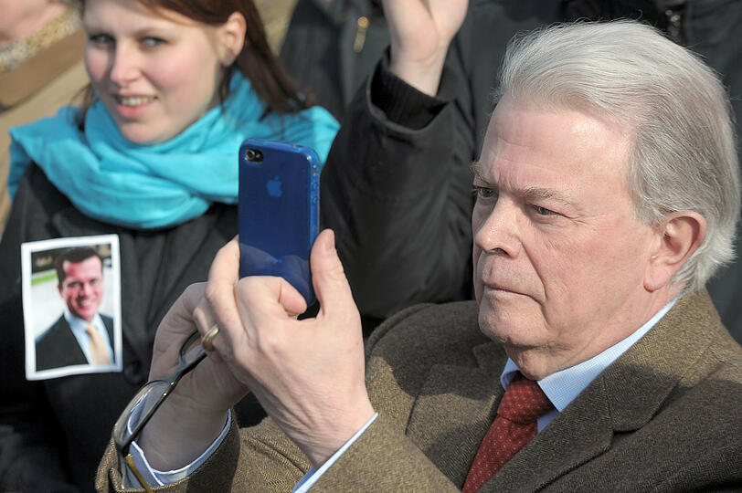 Enoch dokumentiert die Veranstaltung für seinen Sohn.
