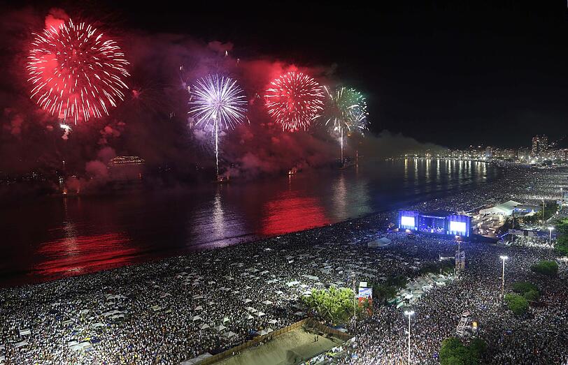 Rio de Janeiro: Nur der Karneval zieht in Brasilien mehr Besucher an als Silvester. Die Brasilianer werfen schon den ganzen Tag über für die Göttin der Meere weiße Blumen ins Meer, sie beten und singen. Gefeiert wird abends. In diesem Jahr fällt der Jahreswechsel mit dem Startschuss für die Feierlichkeiten des 450. Geburtstags der Stadt zusammen. An der Copacabana gibt es ab 20.00 Uhr Live-Musik, das Feuerwerk um Mitternacht wird von Schiffen auf dem Meer gezündet. Vergangenes Jahr dauerte es 16 Minuten - dieses Mal dürfte es wegen des Jubiläums noch länger dauern, so das Brasilianische Fremdenverkehrsamt.