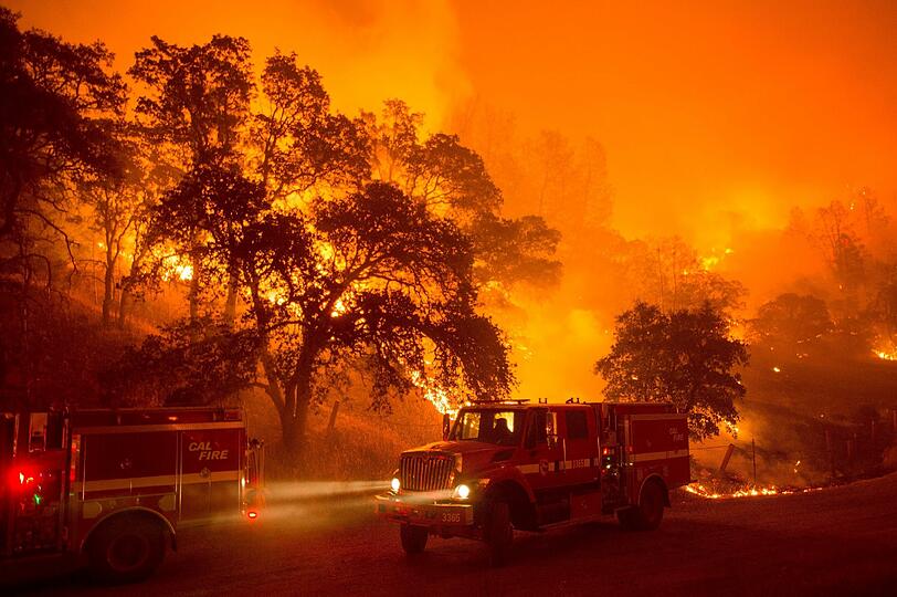 Jetzt greifen die Soldaten der Nationalgarde ein. Mit Löschflugzeugen soll ein weiteres Ausbreiten der Flammen in Kalifornien verhindert werden.